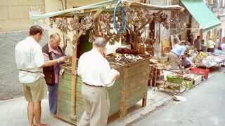 初めての訪れた欧州の蚤の市であっただけに、あまりに多種多様なものが売られていて驚いた。