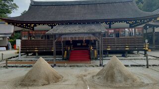 下賀茂神社と比べるとこじんまりとした印象ですが、格式を感じます