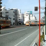 JR松山駅近く、珍しい電車同士の交差点です