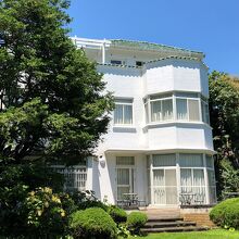 小田原文学館の建物、中庭から