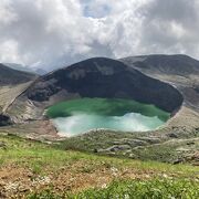 エメラルドグリーンが眩しい！蔵王山にある円型の火口湖