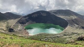 エメラルドグリーンが眩しい！蔵王山にある円型の火口湖