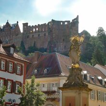 マリア像がある広場