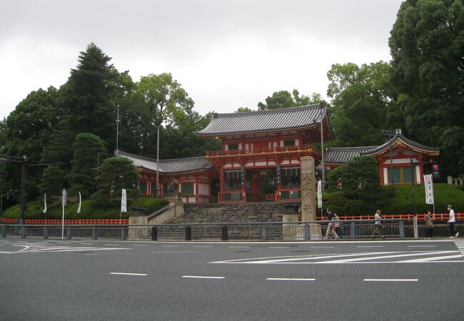 朱塗りの山門が象徴的