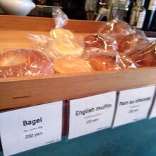 1Fのカウンターあたりでパン売ってます