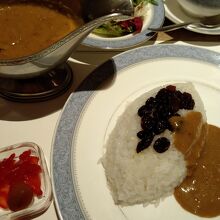 カレーは４種類あるライスの中から、レーズンライスをチョイス