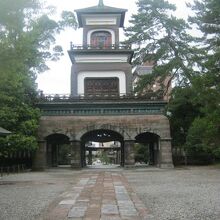 神社の門とは思えない風情の美しい神門です