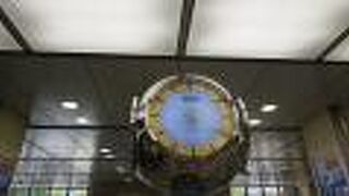 さりげなく存在している銀の時計