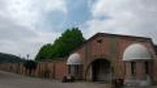 重厚なレンガ造りの高い塀