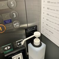 エレベーター内にも　消毒液