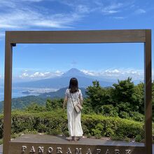 木製のフレーム。富士山と駿河湾の絶景を望むフォトスポットです