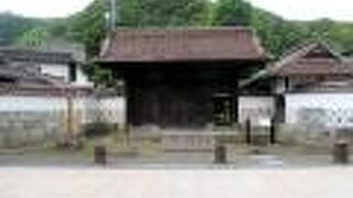 堂々とした門です。