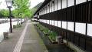 横長の大きな建物です。