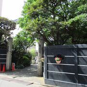 塀にお花を飾れるようになっていた