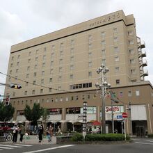 「高円寺」駅と一体化したホテルです