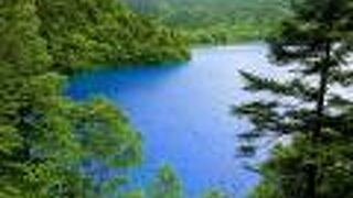 神秘的な青い湖面
