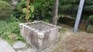 目立たない小さな井戸