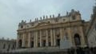 大聖堂に入る扉