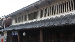 白と黒のコントラストが美しい建物