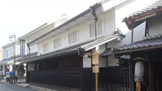 白い壁が印象的な建物