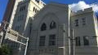 春日通りに建つゴシック様式の建築