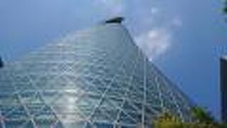 その名の通り螺旋状のビル