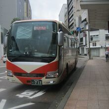 武蔵ヶ辻バス停にやって来た高速バスの様子