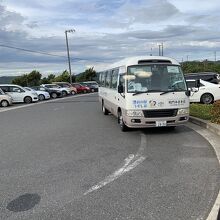 臨時駐車場から無料シャトルバスで