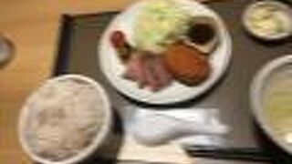 牛たん＆牛たんコロッケ定食(1100円)を注文しました。