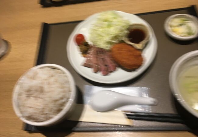 牛たん＆牛たんコロッケ定食(1100円)を注文しました。