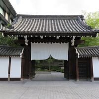 三井家所縁の「梶井門」から館内に入ります