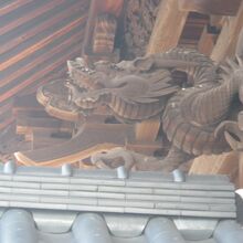 四足門に見られる駆け出しの龍の様子