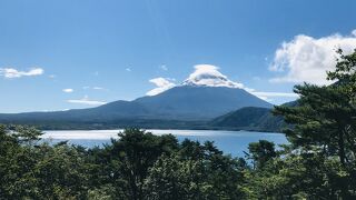 湖と富士山
