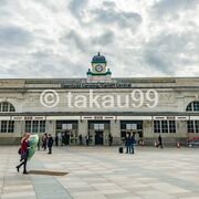 駅舎の均整の取れたシンメトリーなファサードがとても美しいです。