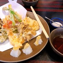 天ぷら盛り合わせ。ボタン海老など北海道盛沢山の具材でした。