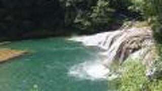 エメラルドグリーンの川