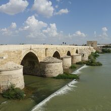 16個のアーチが並ぶ構造