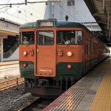 岡山支社で2編成だけ残る湘南色の車両で運転。