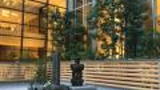 新しい敷地に古い石碑