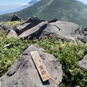 山頂から火口縁を1周すると風景の変化が楽しめます