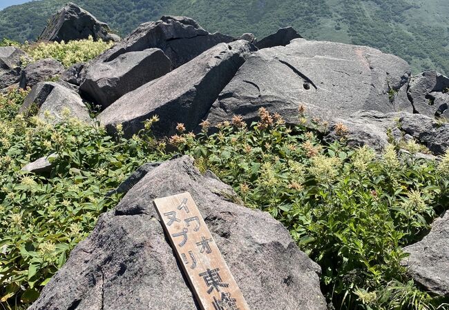 山頂から火口縁を1周すると風景の変化が楽しめます