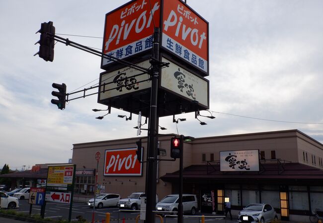 普通のスーパーと変わらない店内でしたが、たくさんの弁当もありました。