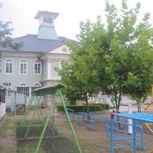 引接寺境内側からだと木がちょっと邪魔…。