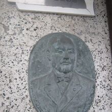 氏の肖像プレートの様子