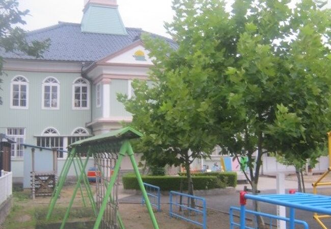 とても美しい建造物ですが、現役の幼稚園なので中には入れません