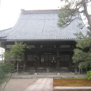 枝垂桜の名所として有名なお寺です