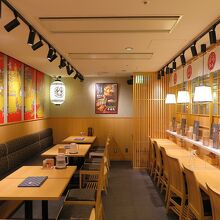 半端な時間で店内は無人でしたが、清潔感がありますねぇ