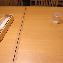 食器入れも美しい白木