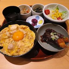 鶏肉の串カツ初体験、違和感なしで味噌も旨い