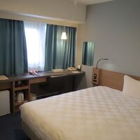 ダブルルーム　狭さ感は全くない